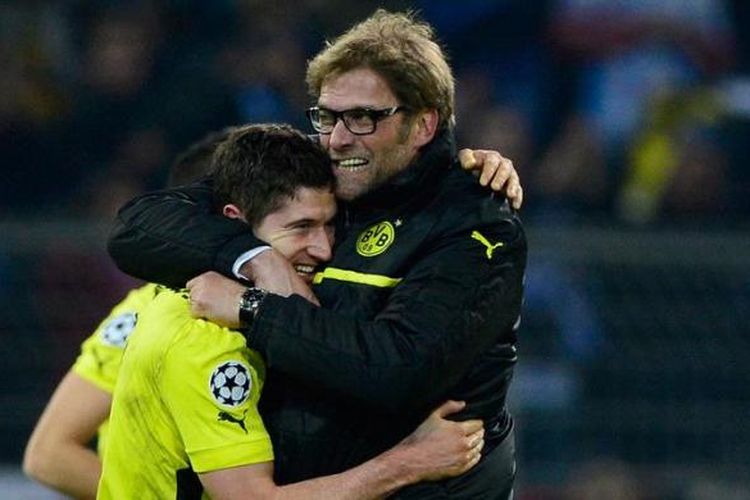 Striker Borussia Dortmund dari Polandia, Robert Lewandowski (kiri), merayakan kemenangan timnya atas Malaga bersama Pelatih Juergen Klopp dalam laga perempat final kedua Liga Champions di Stadion Signal Iduna Park, Selasa (9/4/2013). Dortmund akhirnya menang 3-2 dan itu menjadi skor agregat perempat final kedua tim, sekaligus mengantarkan Dortmund ke semifinal Liga Champions. 