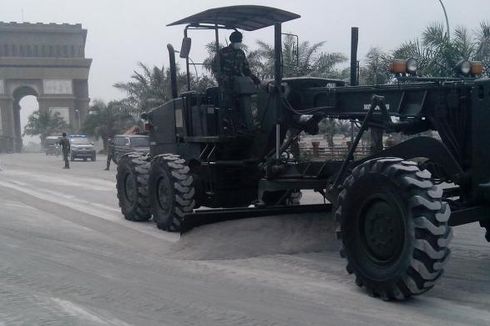 Debu Vulkanik di Jalanan Kediri Mulai Dibersihkan