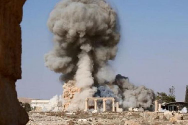 Foto tanpa tanggal ini diduga merupakan gambar yang diambil dari sebuah video dan dipublikasikan oleh ISIS di provinsi Homs pada 25 Agustus 2015. Foto itu  diduga menunjukkan asap yang membumbung dari kuil Baal Shamin di kota tua Palmyra, Suriah.