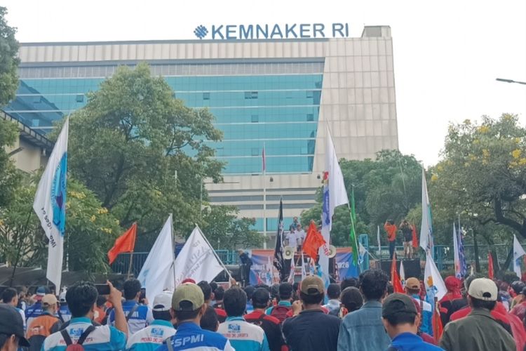 KSPI: Permenaker Baru Tidak Lindungi Pekerja, Justru Legalkan Outsourcing