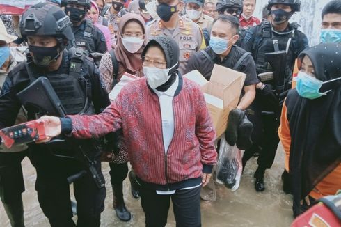 Risma Pakai Sepatu Bot Terobos Lumpur Beri Bantuan untuk Korban Banjir Bima