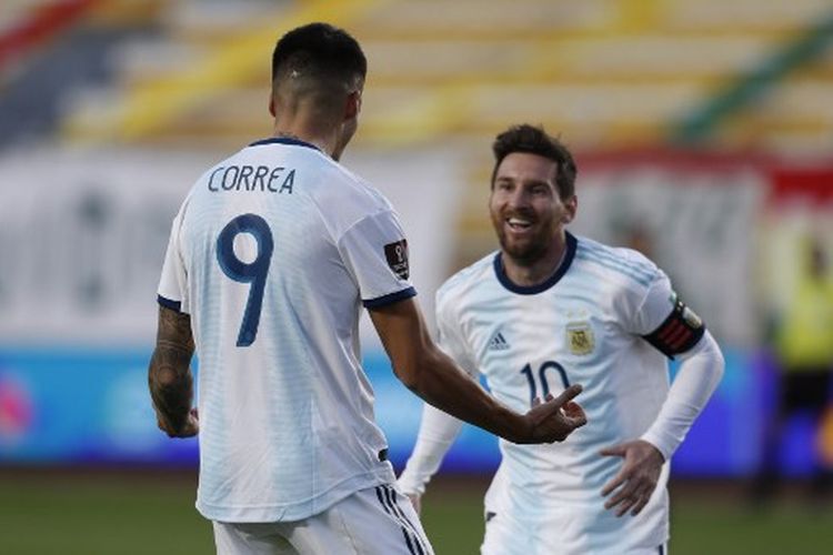 Lionel Messi (kanan) merayakan gol Joaquin Correa (kiri) pada laga Bolivia vs Argentina dalam lanjutan  Kualifikasi Piala Dunia 2022 Zona Amerika Selatan (CONMEBOL) yang berlangsung di Stadion Hernando Siles, Selasa (13/10/2020).