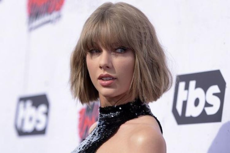 Taylor Swift menghadiri iHeartRadio Music Awards di The Forum di Inglewood, California, pada 3 April 2016. Ia menyumbang 1 juta dollar AS untuk korban banjir di Louisiana.