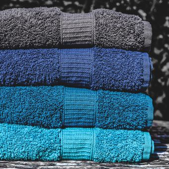 Ilustrasi handuk mandi dengan nuansa warna biru.