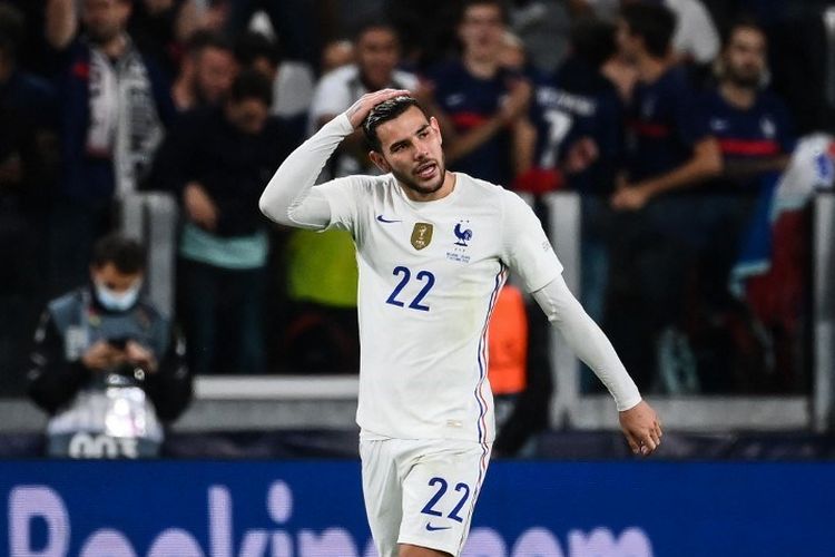 Bek Perancis, Theo Hernandez, merayakan setelah mencetak gol selama pertandingan sepak bola semi final UEFA Nations League antara Belgia dan Prancis di stadion Juventus di Turin, pada 7 Oktober 2021.