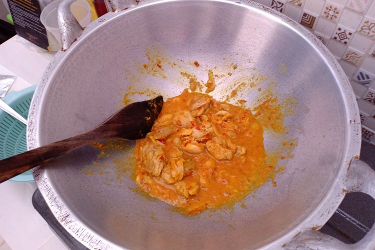 Proses memasak ayam woku ala Chef Juna dari Dailymeals