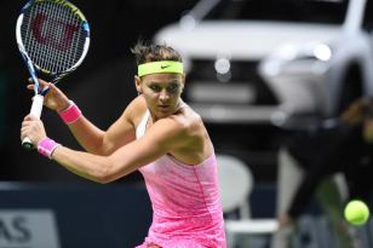 Petenis Ceko, Lucie Safarova, mengembalikan bola ke arah petenis Perancis, Kristina Mladenovic, pada turnamen Antwerp Diamond Games di Antwerp, Kamis (12/2/2015).