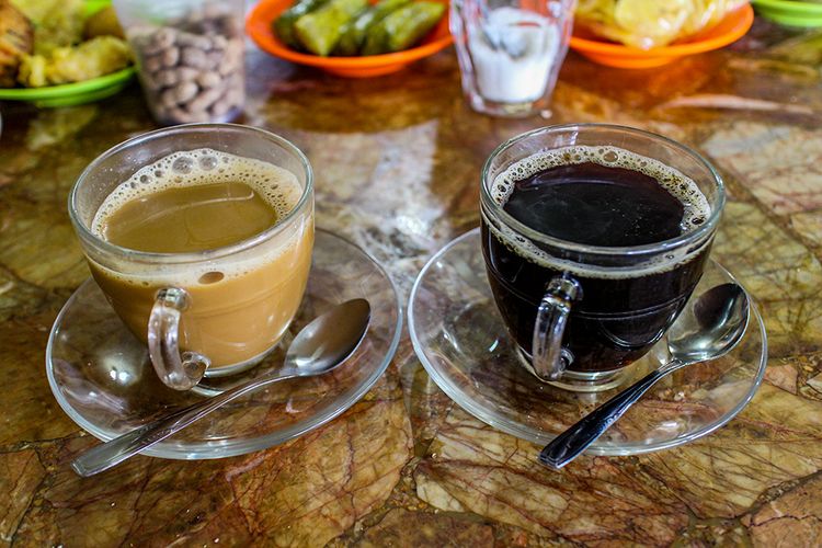 Sajian kopi di Kedai Kopi Solong, Aceh.
