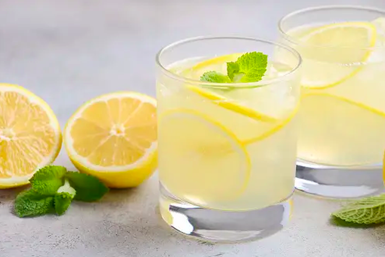 Ilustrasi jus lemon baik untuk penderita asam urat