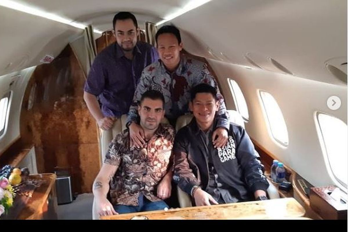 Pemilik baru Derby County, Erik Alonso (kiri bawah), berpose dengan Ketua Komite Olimpiade Indonesia, Raja Sapta Oktohari (kanan) dan Daud Jordan.