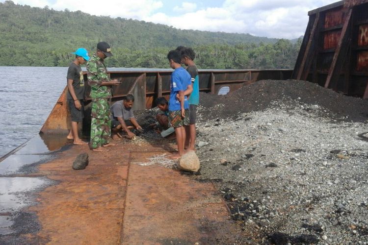 Sebuah tongkang sarat muatan batu bara terdampar di perairan Dusun Waiyoho, Desa Kawa, Kecamatan Taniwel, Kabupaten Seram Bagian Barat, Maluku, Rabu (7/2/2018). 