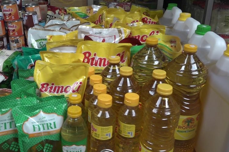 Harga minyak goreng di pasar tradisional Pusat Niaga Kota Palopo, Sulawesi Selatan, masih tinggi, meski pemerintah menurunkan harga dan memberlakukan pemerataan harga minyak goreng sebesar Rp14.000 per liter, Jumat (28/01/2022)