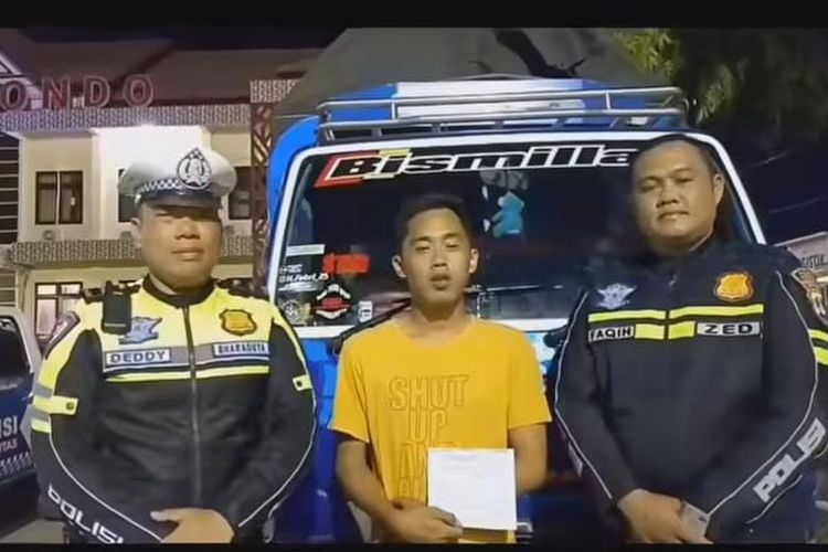 Lutfi Sobari (tengah) berbaju kuning meminta maaf setelah aksinya mengemudi secara ugal-ugalan di Jalan Pantura Kabupaten Situbondo, Provinsi Jawa Timur pada Mei 2023.