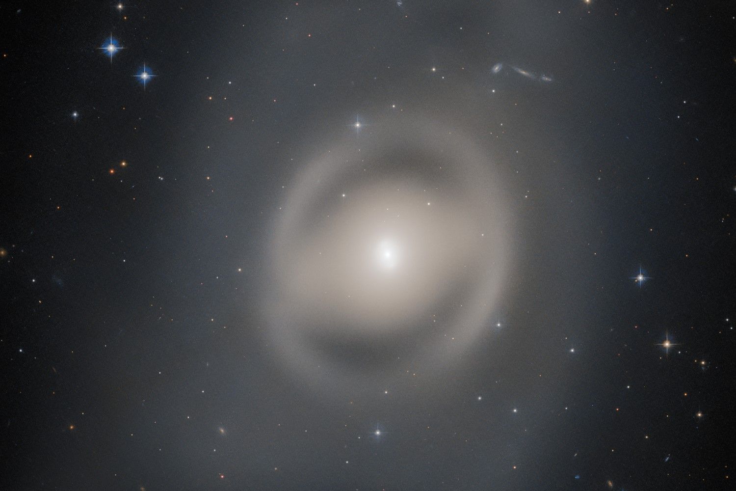 Galaksi 'Hantu' Tertutup Kabut Ditangkap Teleskop Hubble