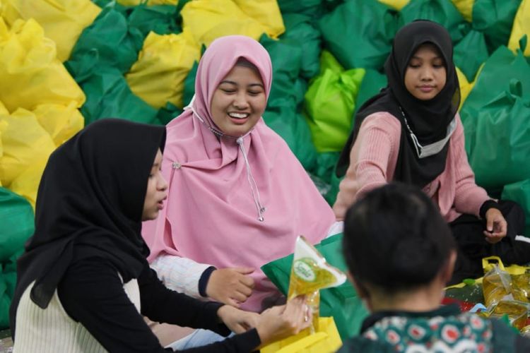 Tim Jabar Bergerak Zillenial, saat mengemas paket sembako yang akan dibagikan kepada masyarakat dalam peringatan ulang tahun Emmeril Kahn Mumtadz (Eril) di Gedung Pakuan, Kota Bandung, Jawa Barat, Jumat (24/6/2022).