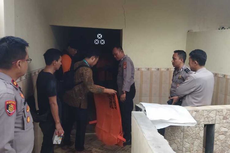 Petugas Polsek Rancaekek saat mengevakuasi jasad bayi laki-laki yang ditemukan di sebuah masjid di Kecamatan Rancaekek, Kabupaten Bandung, Jawa barat pada Kamis (28/12/2023)