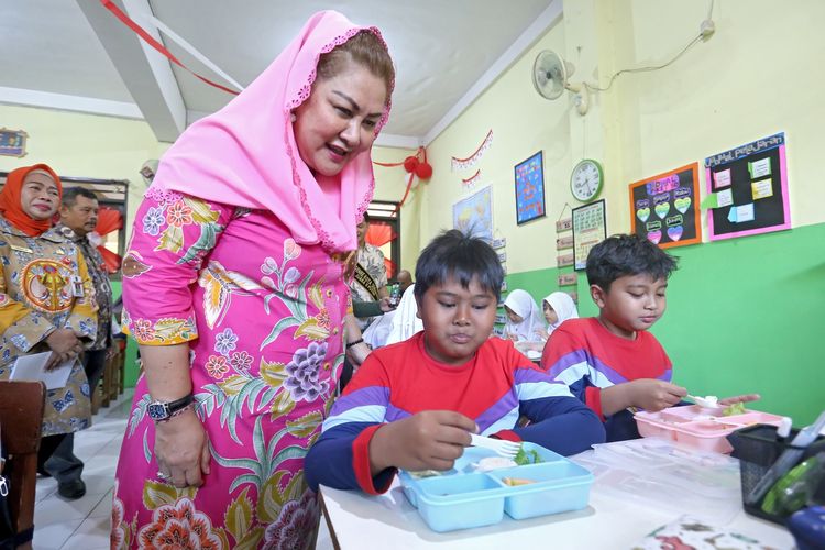 Pemerintah Kota (Pemkot) Semarang meluncurkan program Strategi Pemberian Makan Siang untuk Perbaikan Gizi dan Pencegahan Obesitas (Stroberi) di Kantor Kecamatan Mijen, Kamis (15/8/2024).