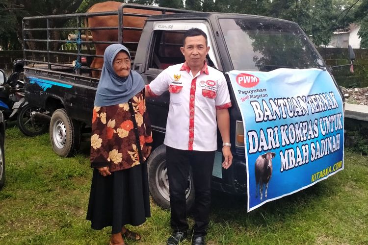 Mbah Sadinah, lansia sebatangkara yang terpaksa menjual 3 buah sendok makan miliknya untuk membeli beras didampingi Candra Ketua PWM mendapat bantuan 2 ekor sapid an rehab rumah dari pembaca kompas.com melalui kita bisa.