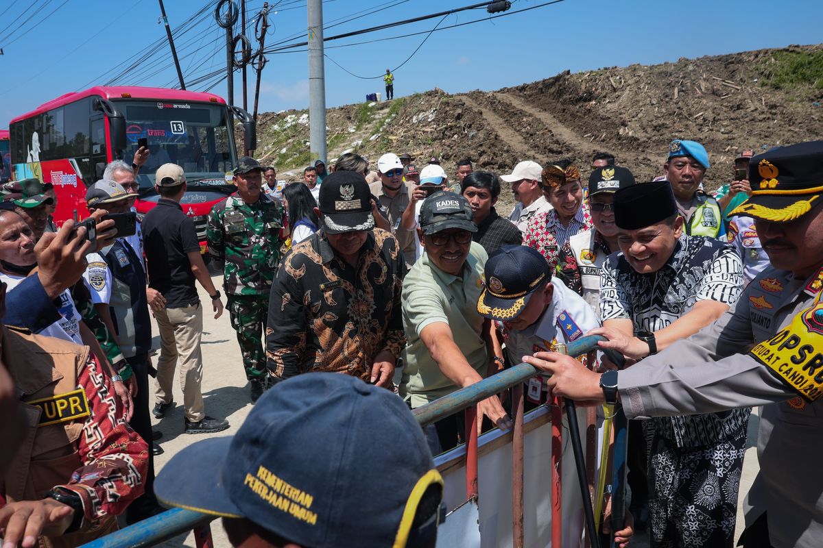 Gubernur Jateng Ahmad Luthfi saat membuka blokade ruas jalan Semarang-Godong, Jumat (13/3/2026).