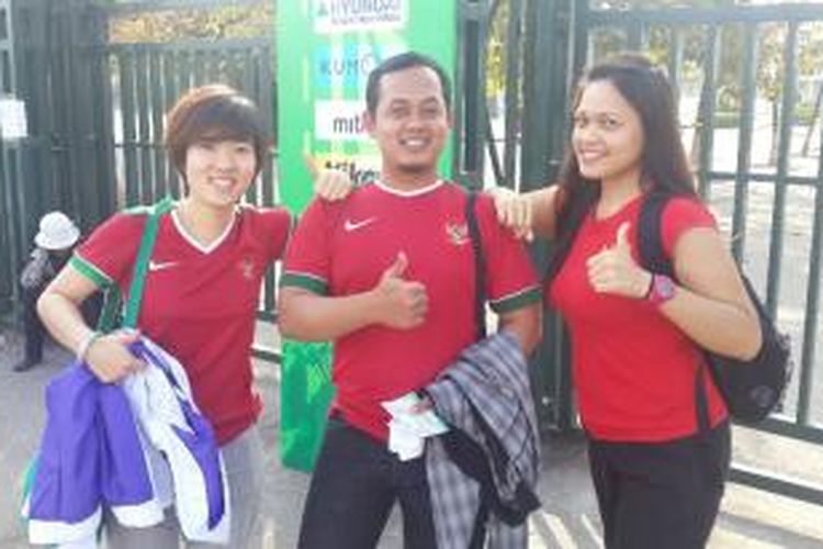 Tiga suporter asal Indonesia menyaksikan langsung laga AFF Suzuki Cup 2014 yang berlangsung di Hanoi, Vietnam.