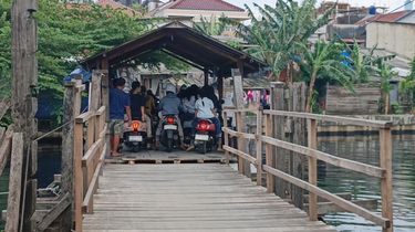 Menjajal Getek Kali Pesing, Jalan Pintas Anti Macet Taman Kota Menuju Green Garden Jakbar