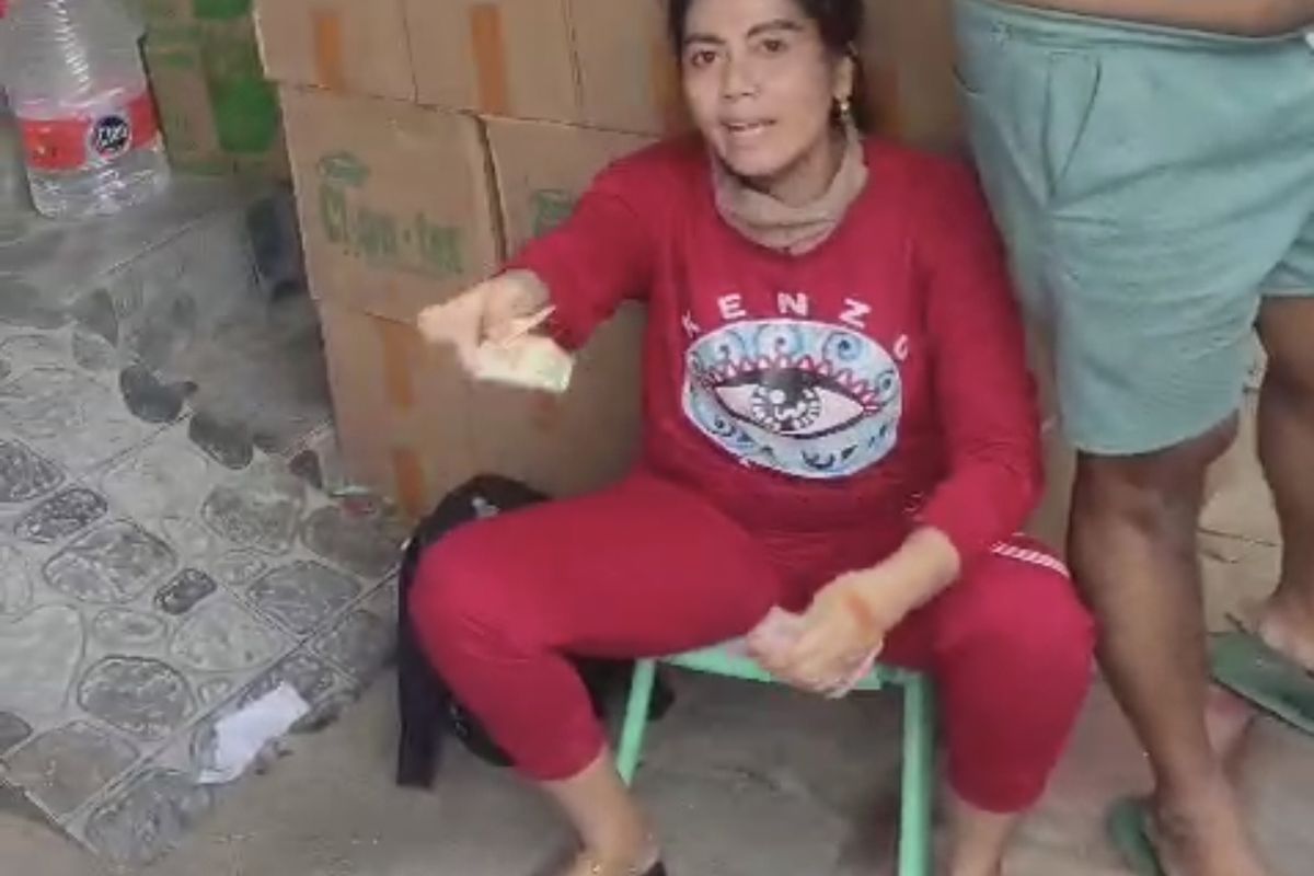 Istri penganiaya kurir JNT menghitung uang yang diambil dari tas Irwan Riskiyanto, Rabu (24/9/2025).