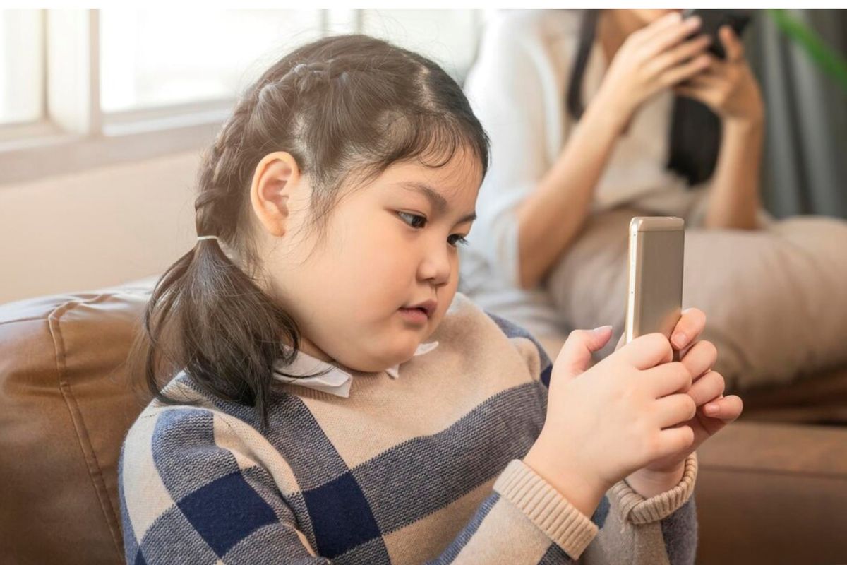 Penggunaan gadget pada anak, termasuk HP, bisa mengganggu konsentrasi saat belajar. Simak alasannya menurut psikolog.