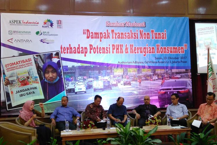 Diskusi serikat pekerja tekait rencana pemerintah menerapkan transaksi non tunai pada gardu tol di Gedung Wisma Antara, Jakarta, Senin (23/10/2017).