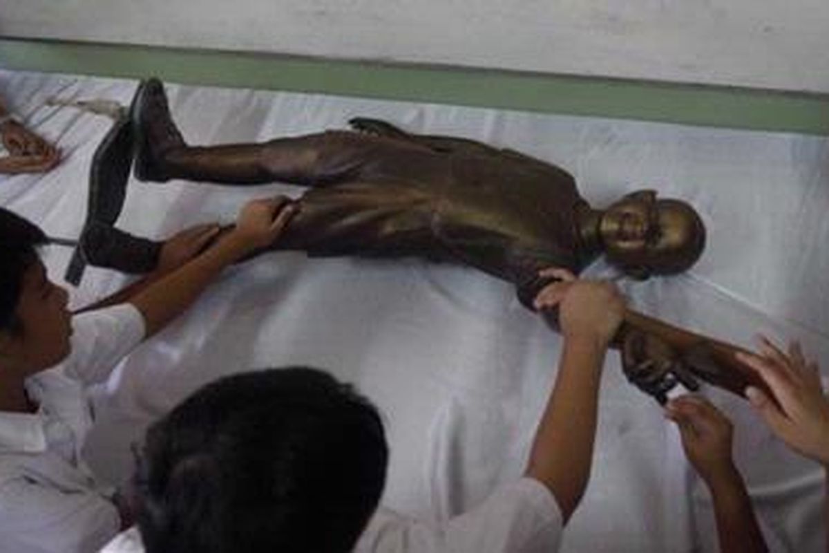 Patung Obama kecil dipindahkan ke SDN Menteng 01, Jakarta, Senin (15/2/2010). 