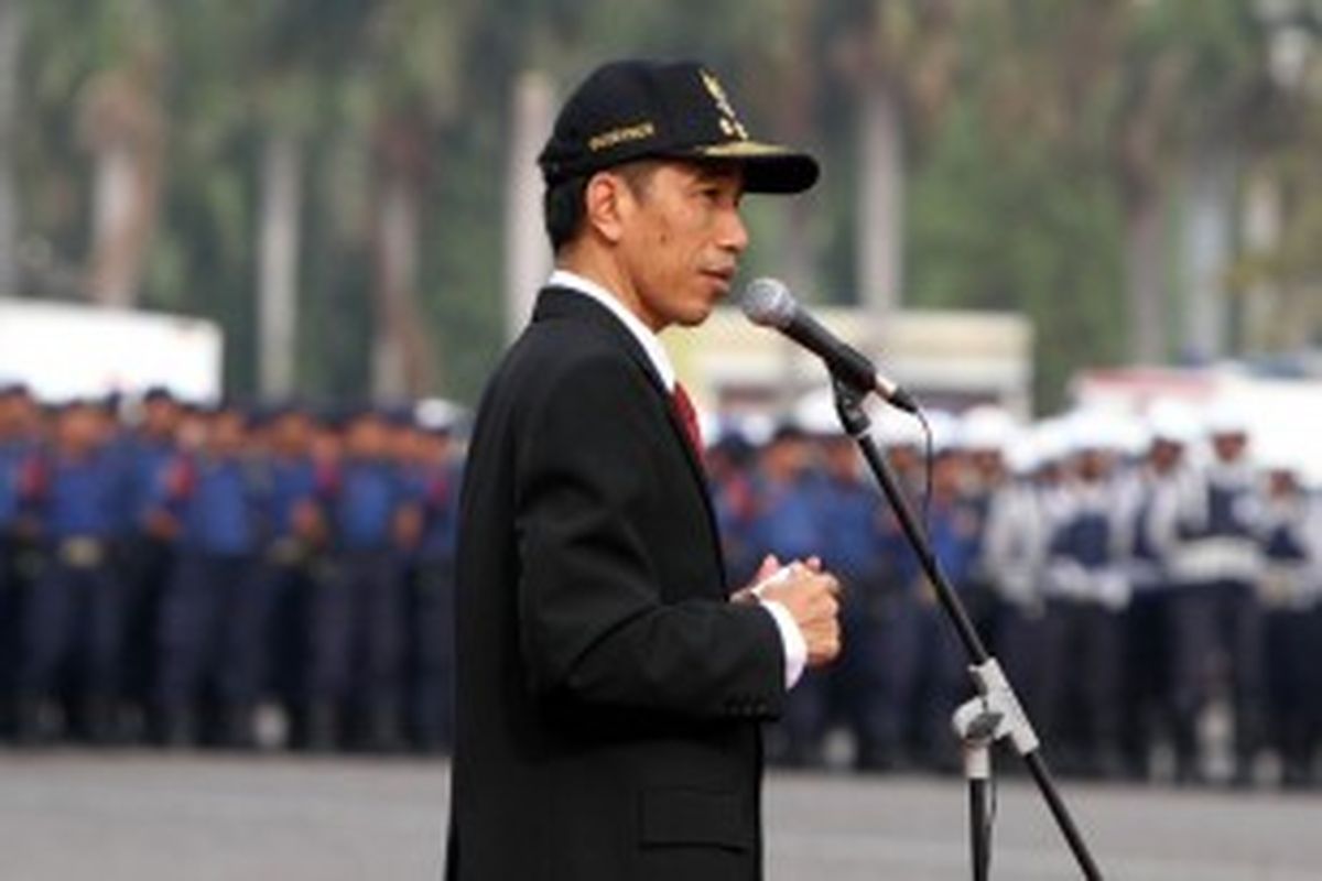 Gubernur DKI Jakarta, Joko Widodo, memimpin apel kesiagaan banjir di lapangan Monas Jakarta Pusat, Selasa (6/11/2012). Apel ini dilakukan untuk mengetahui kesiapan menghadapi banjir pada musim hujan tahun ini.  