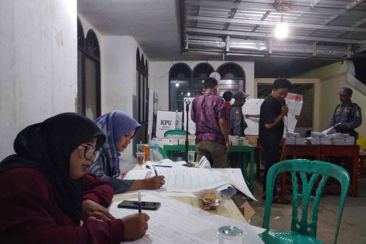 Petugas KPPS sedang menghitung hasil suara Pemilu 2024.