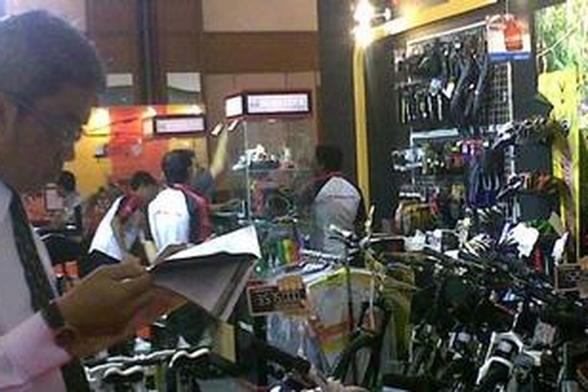 Seorang pengunjung tengah memperhatikan brosur di gerai sepeda pada acara Lifestyle and Hobby Expo 2010 di JCC, Jakarta, Kamis (16/12/2010). Acara berlangsung 16-19 Desember.