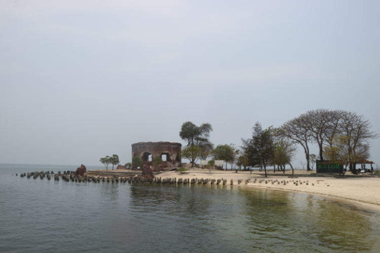 Benteng Martello yang ada di Pulau Kelor nampak dari kejauhan, Kepulauan Seribu, Jakarta, Kamis (10/10/2019).