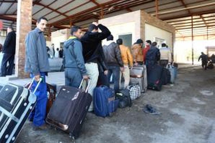 Ratusan warga Mesir antre di pintu perbatasan Ras Djir, Libya untuk memasuki wilayah Tunisia, Selasa (24/2/2015). Sudah belasan ribu warga Mesir meninggalkan Libya pasca-pemenggalan 21 warga Koptik Mesir oleh ISIS beberapa waktu lalu.