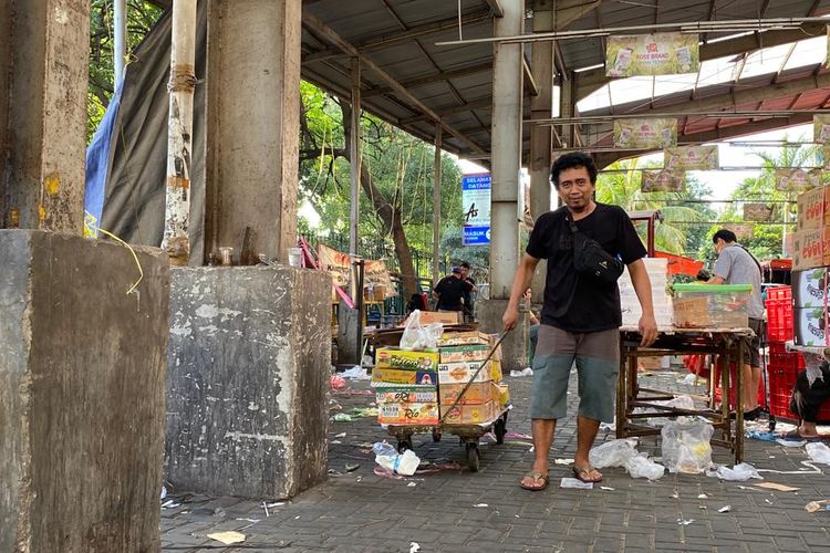 Salah satu pedagang di Pasar Kue Subuh Senen Jaya, Jakarta Pusat mengangkut sisa-sisa kue dagangannya menggunakan troli, Kamis (12/1/2023). Para pedagang biasanya menutup lapaknya pada pukul 08.00 WIB. 