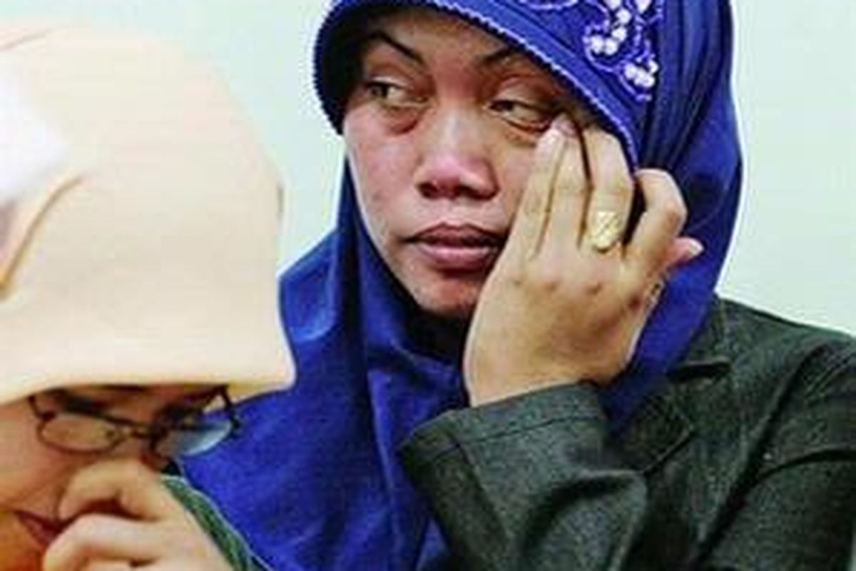 Dua tenaga kerja wanita korban penganiayaan majikannya di Arab Saudi, Ruminih binti Surtim (kiri) dan Tari binti Tarsim, tiba di Indonesia, Rabu (5/3), setelah dipulangkan oleh Pemerintah Indonesia. Kedua TKW tersebut disiksa karena dituduh oleh majikannya menggunakan ilmu sihir. 