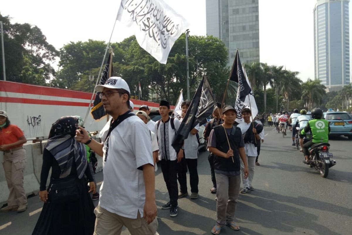 Massa yang mengatasnamakan mujahid 212 selamatkan NKRI mulai berdatangan. Mereka berkumpul di bundaran Hotel Indonesia (HI) sebelum melakukan unjuk rasa di Istana Negara, Jakarta Pusat, Sabtu (28/9/2019).
