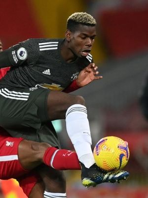 Gelandang Manchester United, Paul Pogba, memakai sepatu baru adidas Predator Freak pada laga Liverpool vs Manchester United, Minggu (17/1/2021).