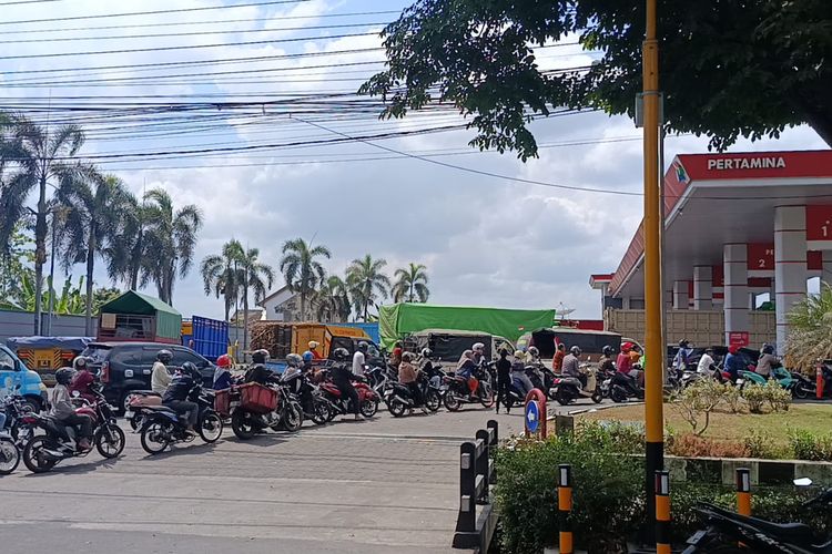 Berburu BBM di Lumajang, Waktu Kerja Habis di SPBU, Ojol Batal Orderan dan Sopir Rugi Ratusan Ribu