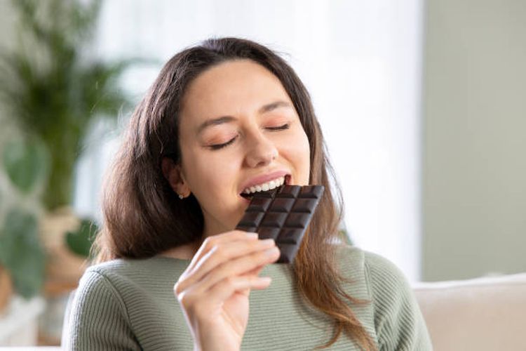 Ilustrasi mengonsumsi cokelat dapat meningkatkan endorfin.
