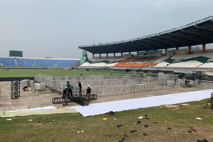Panggung riging untuk konser Sheila On 7 tengah dibangun oleh para petugas Event Organizer (EO) di Stadion Si Jalak Harupat (SJH) , pada Senin (24/9/2024)