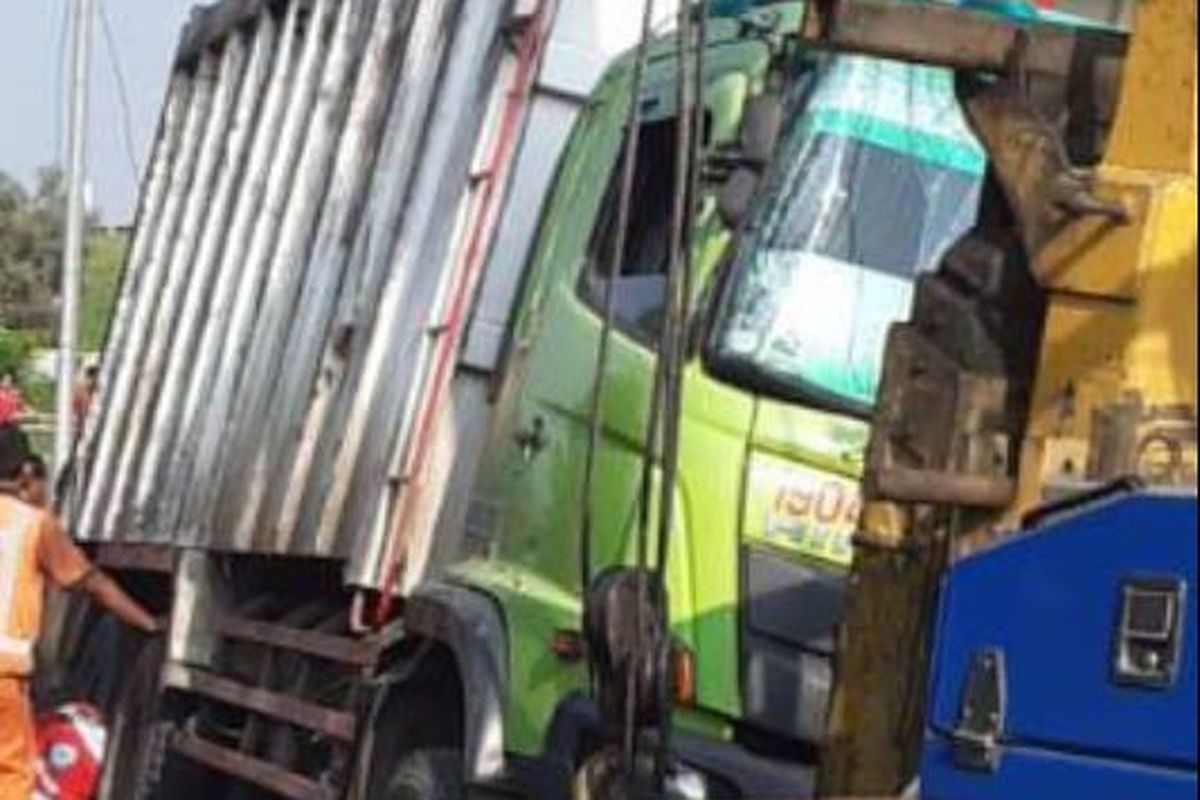 Kecelakaan tunggal truk ODOL di Tol Jakarta-Cikampek