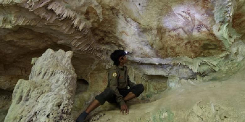 Gambar Anoa dan stensil tangan menjadi salah satu temuan gambar cadas yang fenomenal di goa Uhalie, Bone, Sulawesi Selatan. Temuan gambar-gambar cadas di Sulawesi selatan berusia sama dengan temuan di El Castillo di Spanyol yang berumur sekitar 40.000 tahun yang lalu.
