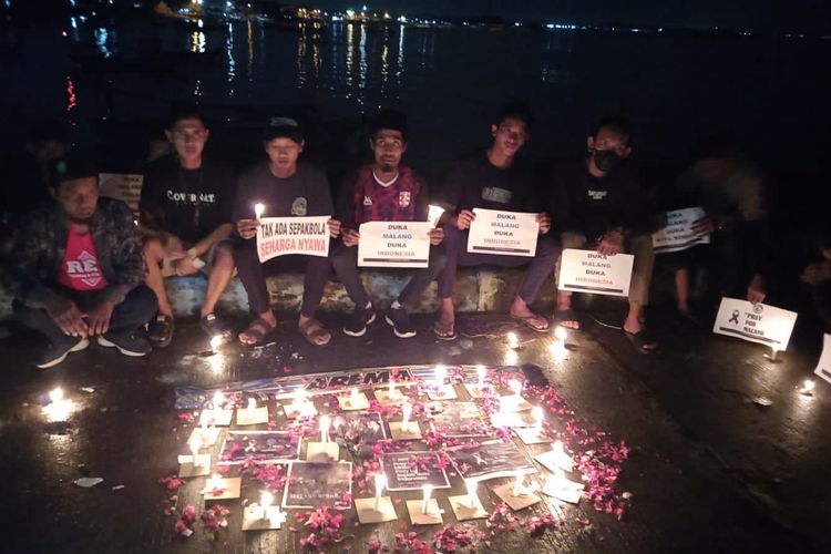 Lilin tanda belasungkawa dinyalakan para pemuda lintas organisasi di Banyuwangi 