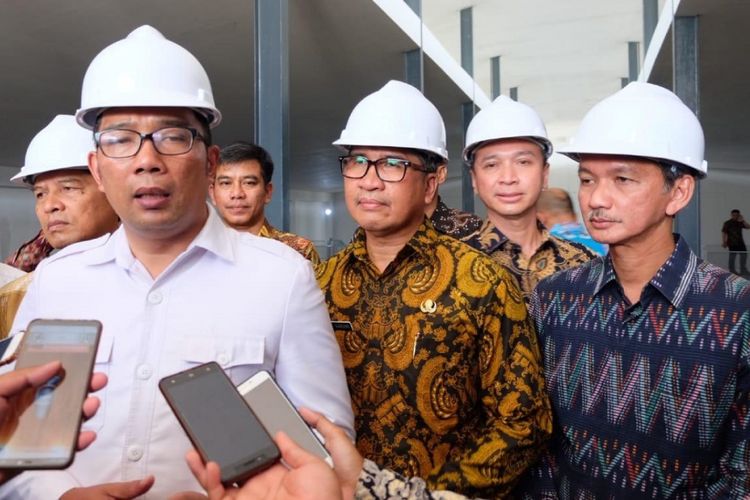 Gubernur Jawa Barat Ridwan Kamil besama pimpinan daerah Kabupaten Bandung dan jajaran Kementerian PUPR dalam peresmian SPAM Regional Metropolitan Bandung Raya di Kabupaten Bandung, Kamis (10/1/2019).