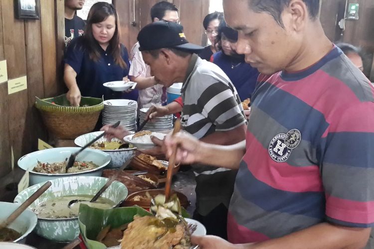 Pengunjung mengantri mengambil aneka sayur dan lauk pauk di Warung Kopi Klotok, Sleman, Kamis (10/8/2017)