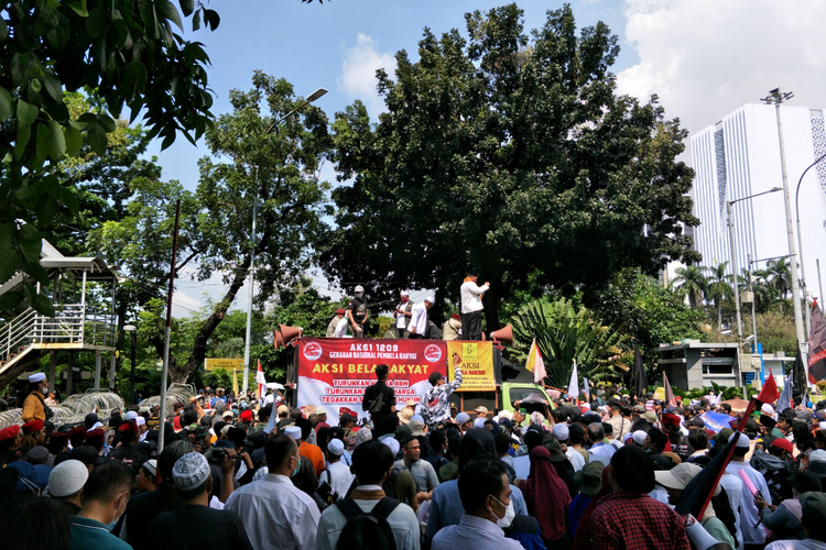 Mass aksi demonstrasi menolak kenaikan harga BBM dari kelompok Gerakan Nasional Pembela Rakyat (GNPR) memadati Kawasan Patung Kuda Arjuna Wijaya, Jakarta Pusat, Senin (12/9/2022).