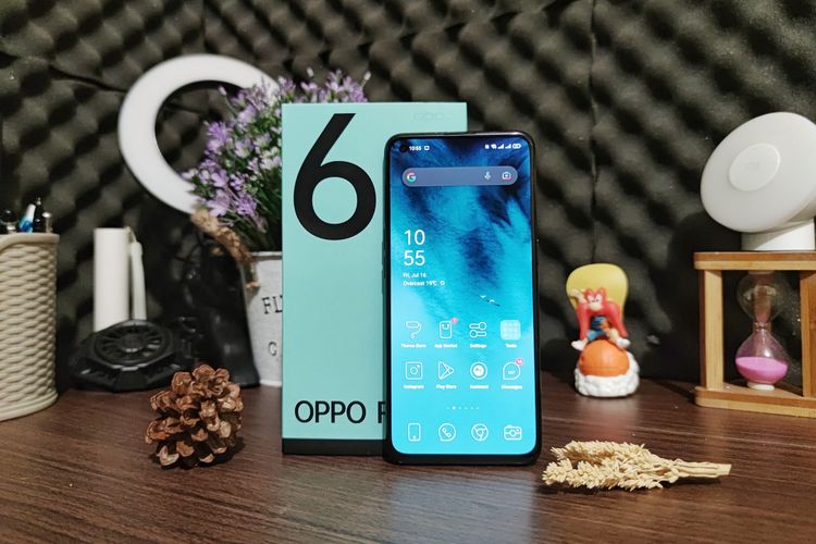In appearance, the Reno6 sales box is similar to its predecessor, with the design of the box being dominated by green Tosca.  In the upper left corner, the number 6 is written in a rather large size.  While at the bottom, only the words Oppo Reno6 are listed.  By design, the Reno6 still sports a 6.4-inch AMOLED display, with a 3D curved design like its predecessor.  The screen also supports a 90Hz refresh rate and a touch sampling rate of 180Hz.