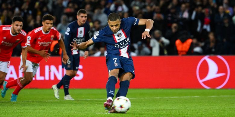 Kylian Mbappe saat mencetak gol penalti dalam laga PSG vs Benfica pada lanjutan fase Grup H Liga Champions 2022-2023 di Stadion Parc des Princes, Rabu (12/10/2022) dini hari WIB. 