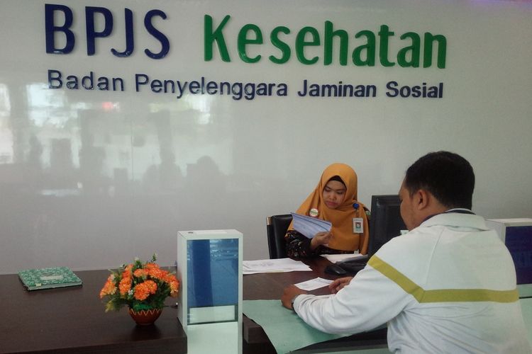 Suasana pelayanan di Kantor BPJS Kesehatan Cabang Mojokerto, Jawa Timur, Rabu (30/10/2019).